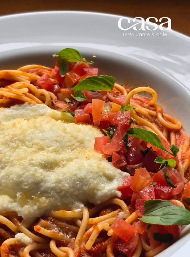 Spaghetti Pomodoro com burrata assada