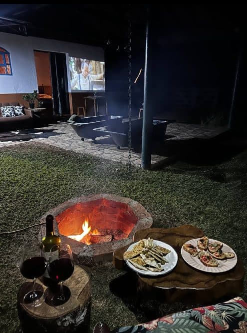 Area externa com projetor